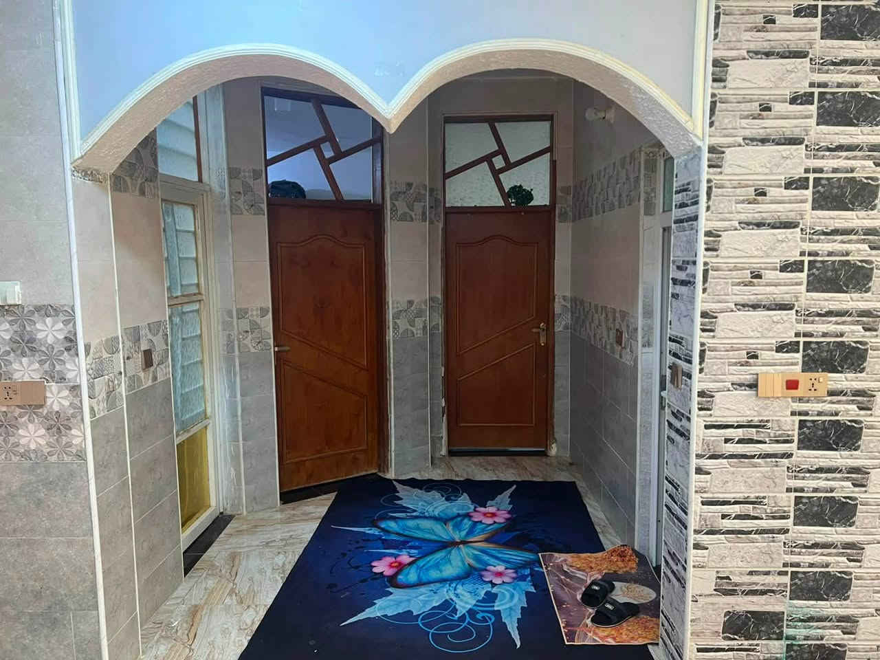 بيت للبيع 200 متر بناء حديث دبل فاليون نزلت كاله بحي الحكيم الاتصال ***********
