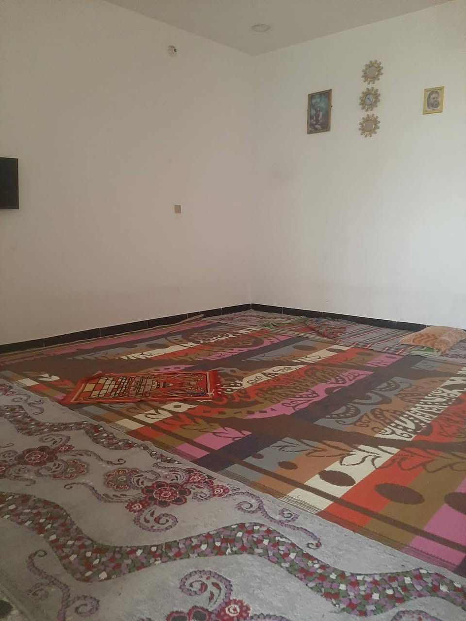 للبيع بيت مساحه 150 متر قرب تارتان زيتون شارع 20بناء حديث غرفتين وكليدور وصاله ومطبخ   بناء حديث السعر 125 وبي مجال قليل ***********
