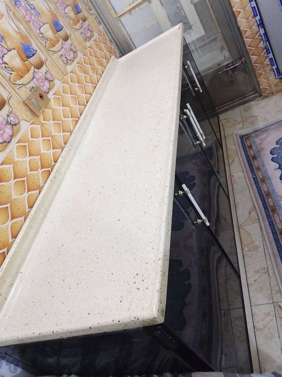 كاونتر للبيع نضيف مرمر الاصلي اربع بيبان مثل ما موضح بالصورة قطعتين مع طباخ والفرن للعلم الفرن ما مستعمل ابد عنوان كربلاء الحر لشراي يخابر ع رقم ***********
