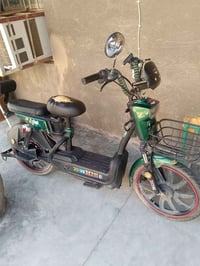 دراجه شحن للبيع بطاريات ما صارلي شهر من بدلته سعر 300او بيه مجال حك جي...