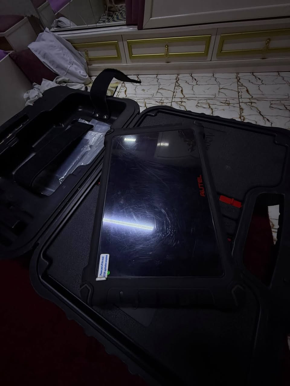 سلام عليكم جهاز فحص للبيع

جهاز Autel MaxiCheck MX900 هو جهاز فحص تشخيصي احترافي شامل وممتاز للورش والعمل اليومي السريع

 ​المواصفات العتادية (Hardware)
​الشاشة: 8 بوصة LCD تعمل باللمس بدقة 1280 \times 800.
​المعالج: رباعي النواة بسرعة 1.8GHz.
​الذاكرة: عشوائية (RAM) بسعة 4GB، وتخزين داخلي 64GB (يدعم كارت ميموري حتى 64GB).
​نظام التشغيل: Android 11.
​البطارية: بسعة 7700mAh (تصل إلى 7 ساعات من العمل المتواصل).
​الكاميرا: خلفية بدقة 8 ميجابكسل.
​التوصيل: واي فاي ثنائي النطاق (2.4/5GHz) ومنفذ USB Type-C.
​قدرات الفحص والبرمجة
​دعم البروتوكولات الحديثة: يدعم شبكات CAN FD و DoIP لفحص السيارات الحديثة مباشرة دون الحاجة لمحولات إضافية.
​التحكم ثنائي الاتجاه (Active Test): يتيح لك اختبار المكونات مباشرة (مثل تشغيل المراوح، طرمبة الوقود، البخاخات، والنوافذ) للتأكد من سلامتها.
​أكثر من 40 وظيفة صيانة: تشمل ريسيت الزيت، معايرة زاوية الدركسون (SAS)، تهيئة القير، برمجة الانجكترات (البخاخات)، وتفريغ هواء الفرامل (ABS Bleeding).
​التحديد التلقائي: يدعم ميزة AutoVIN للتعرف السريع على رقم شاصي السيارة وقراءة كافة الأنظمة بضغطه واحدة مع توليد تقارير (Pre & Post Scan).
السعر 850 الف قفل للتصال (***********)
