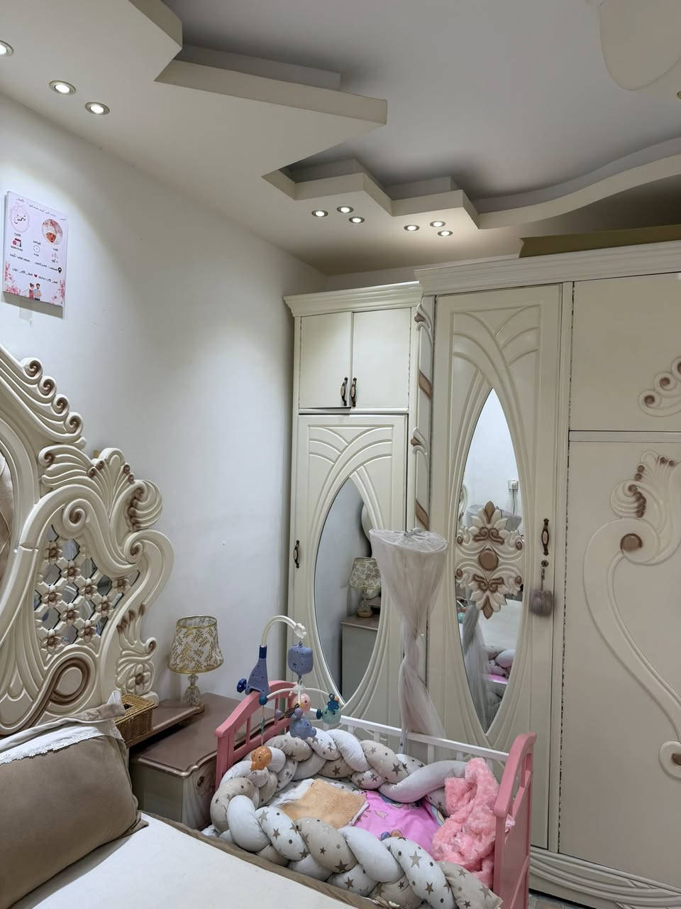 السلام عليكم غرفت خشاب شغل صاج درجه اول شخط مابيه جديده حته الداخل مالته نضيف لا بي كتابات ولا لون السعر اتصل ***********
