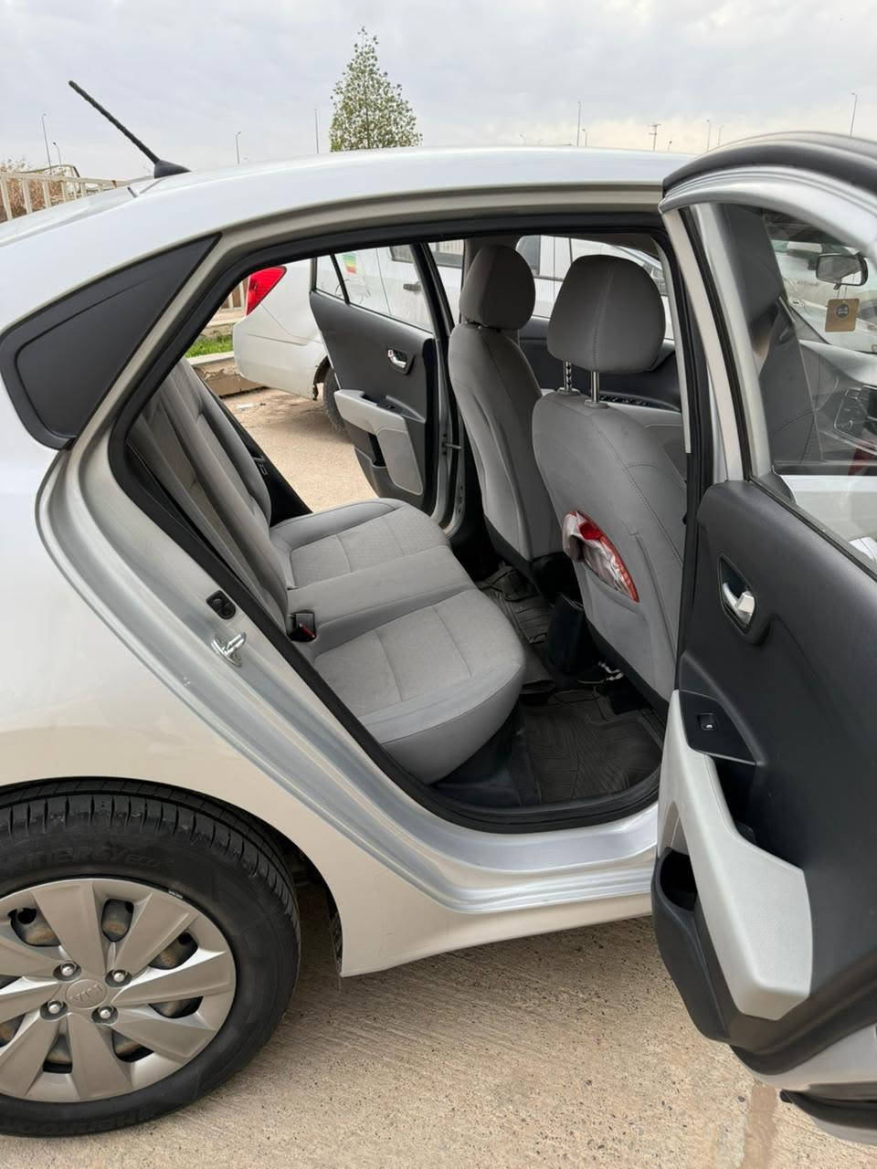 📌 الموديل: Kia Rio (2019 – 2020)

📌 الفئة: سيدان

📌 اللون: فضي

📌 المقاعد: 5 أشخاص

📌 الأبواب: 4

📌 الكيلومترات: 71,000 كم

📌 وارد خليجي

📌 كلين تايتل

🔧 المحرك والأداء

🔹 محرك 1.6L بنزين

🔹 دفع أمامي (Front-Wheel Drive)

🔹 ناقل حركة: أوتوماتيك 6-Speed 

⚙️ مواصفات داخلية وراحة

✅ نظام ترفيه مع بلوتوث

✅ 2 وسائد هواء

📌 بدون بخ لأي قطع 

🛡️ أمان وسلامة

✔ نظام ABS

✔ نظام ثبات إلكتروني

✔ وسائد هواء متعددة عدد 2

السعر 120 ورقة 

للتواصل ***********
