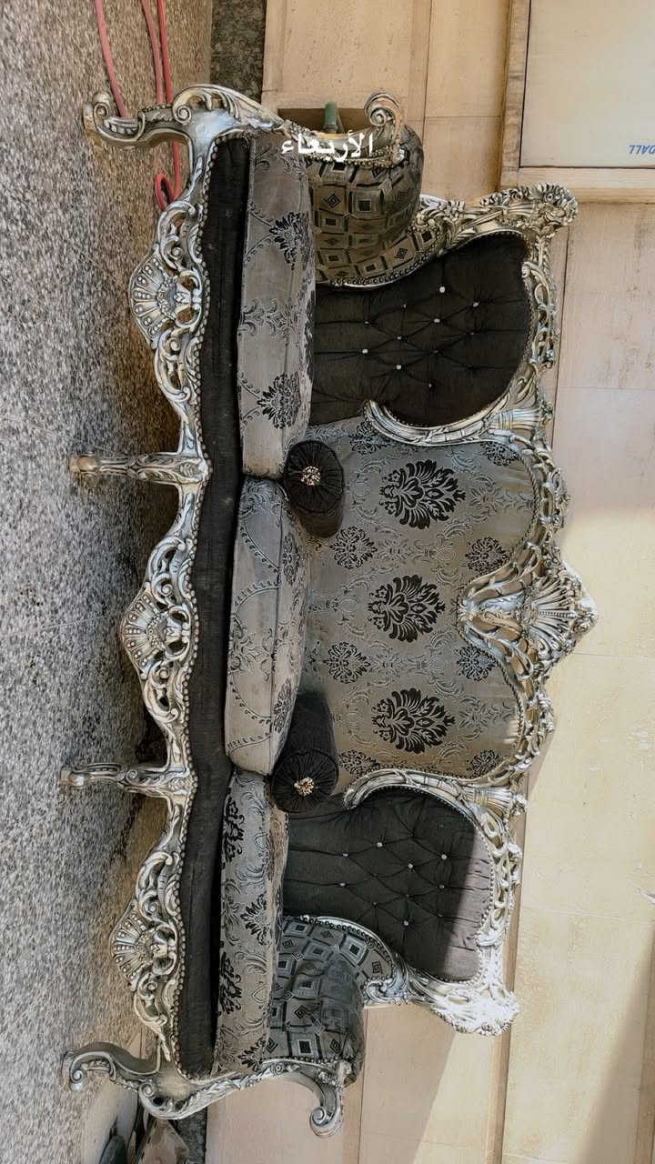 ‏سلام عليكم شباب تخم ￼مصري خشب زان حفر يدوي بدون كسرمع الكوشات والطبلات عشرمقاعد السعر800 وبي مجال مكاني الاعلام السيدية 
***********￼
