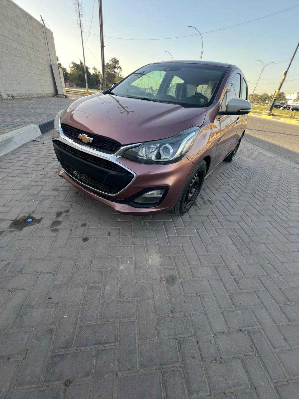 السلام عليكم 
شوفرليت سبارك 2019 
بدون رقم تترقم جميع المحافضات
حادث امريكا جاملغ وبنيد وهنا بيه طخات مصبوغه حزام جديد وموجوده صوره قبل الصبغ 
ماشيه 60 فقط
شاشه كامرا 
محرك 1400 
حداديه جديده 
محرك كير جديد
بطاريه جديده 
مكانه كربلاء 
السعر 67 وبيه مجال
***********
