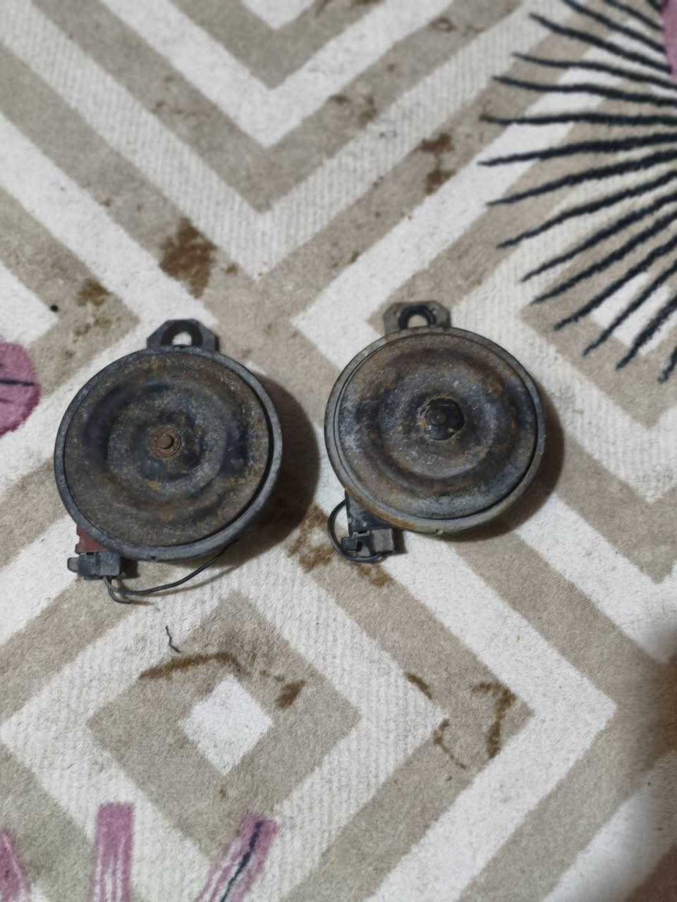 شباب سلام عليكم هورنات سيدان صلي فيشه حمره وسوده رادلهن بس تقسيم صيرن بلابل سعرهن 125وبيهن مجال حك جيه عنوان بصره حيانيه شارع القائد رقم ***********
