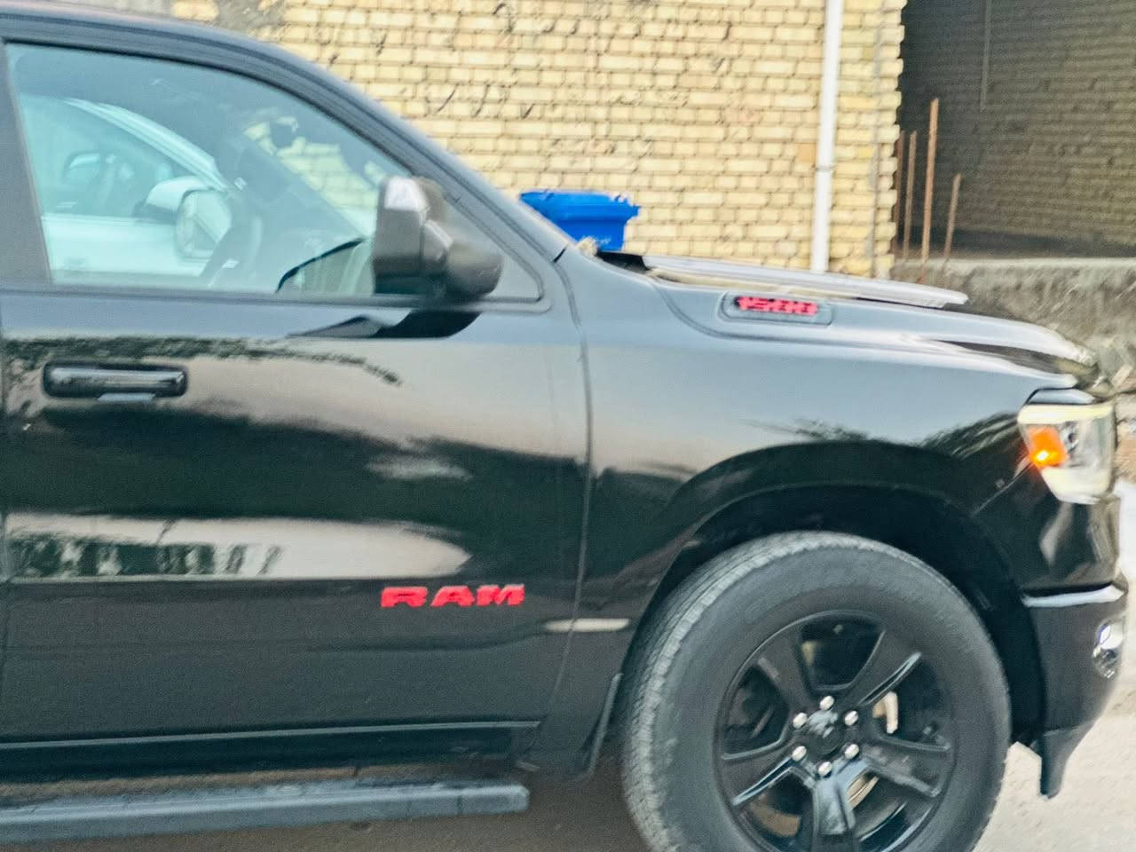 دوج رام 1500
موديل 2021 لون اسود ملكي
الفئة سبورت
بدي قصير و باب طويل المرغوب 
وارد كندي
رقم أربيل مميز ( بأسمي )
السعر 285 ورقة

📱 ***********

السيارة ماشية 115 الف كيلو متر
الضرر : جاملغ ايسر و بنيد تبديل و صبغ
 و الجاملغ الايمن كلير في كندا بدون فتح

صورة الحادث مرفقة مع الصور

شاشة تيسلا الكبيرة 
كشنات جلد كنتارة
كشن السائق كهربائي
تدفئة بالكشنات الامامية
تدفئة بالستيرن
الجامة الخلفية كهربائية
تبريد قطعتين امامي و خلفي

مخارج شحن و داتا USP و تايب سي
بالامام و الخلف
رادار امامي مع منبه
رادار خلفي مع توقف ذاتي
كامرة خلفية
حساسات خلفية
حساسات امامية

لحية امامية كهربائية ( اوتو ) تنزل و تصعد مع السرعة و وضعية القيادة

اكثر من وضعية للقيادة
تو ويل
فور ويل اوتو
فور ويل ثقيل
فور ويل خفيف
كار بلي اونلاين
يمكن التحكم بالالوان و الاشكال للشاشات الداخلية ( شاشة تيسلا و شاشة العينة )
تخم تاير جديد
غطاء بدي اصلي
