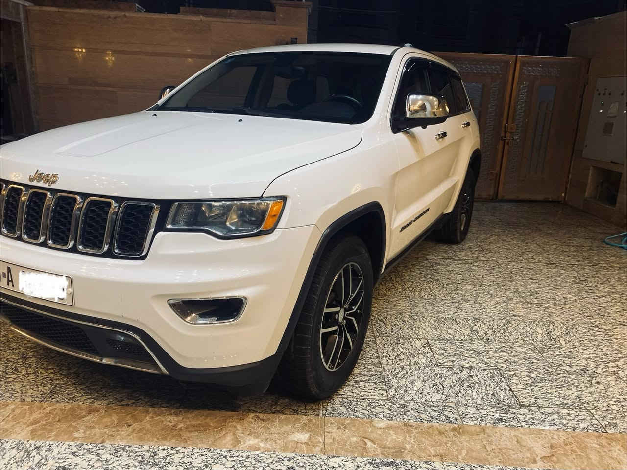 سلام عليكم
جيب لاريدو ٢٠١٧ 
حساسات خلفي 
كامره خلفيه 
منظومه زنون اصلي 
طقم تاير 
باتري جديد 
سستم صوت هارمن + شاشه اصليه مال ٢١ 
السياره داخله كلين هنا صار بيها طخه جاملغ وبنيد صبغ
استفسار اكثر تصل ***********
