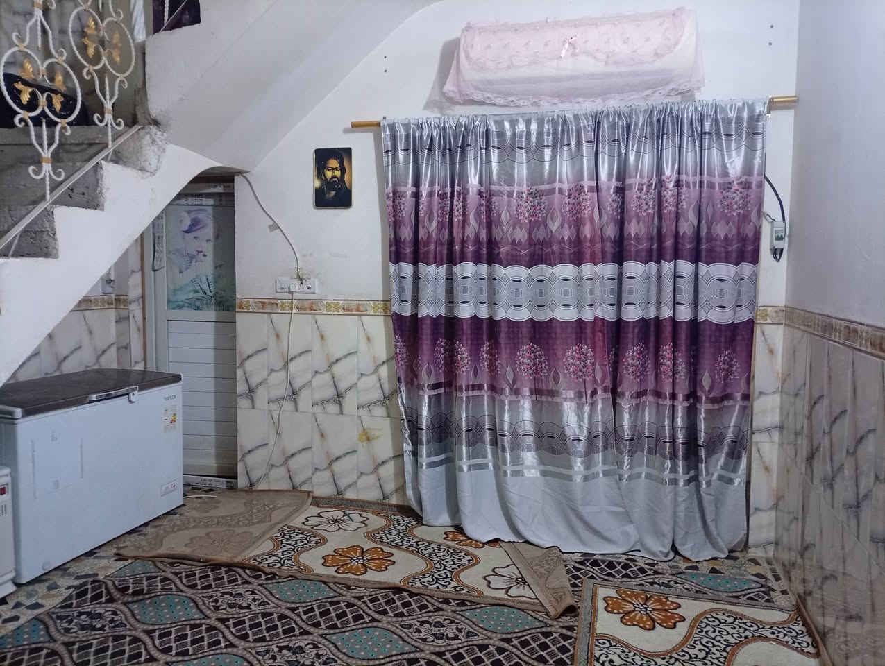 السلام عليكم بيت لبيع المساحة/100/وخمسين /قاطين غرفتين  صاله ومطبخ وستقبال حمام داخلي ومجمع صيحات خارجية كامل من ماء كهرباء ومجاري خارجيه كامل من كل النواحي  قرب مدرسة إعدادية  الحفرية للبنات لاستفسار أتصل ***********ابوكرارالقريشي
