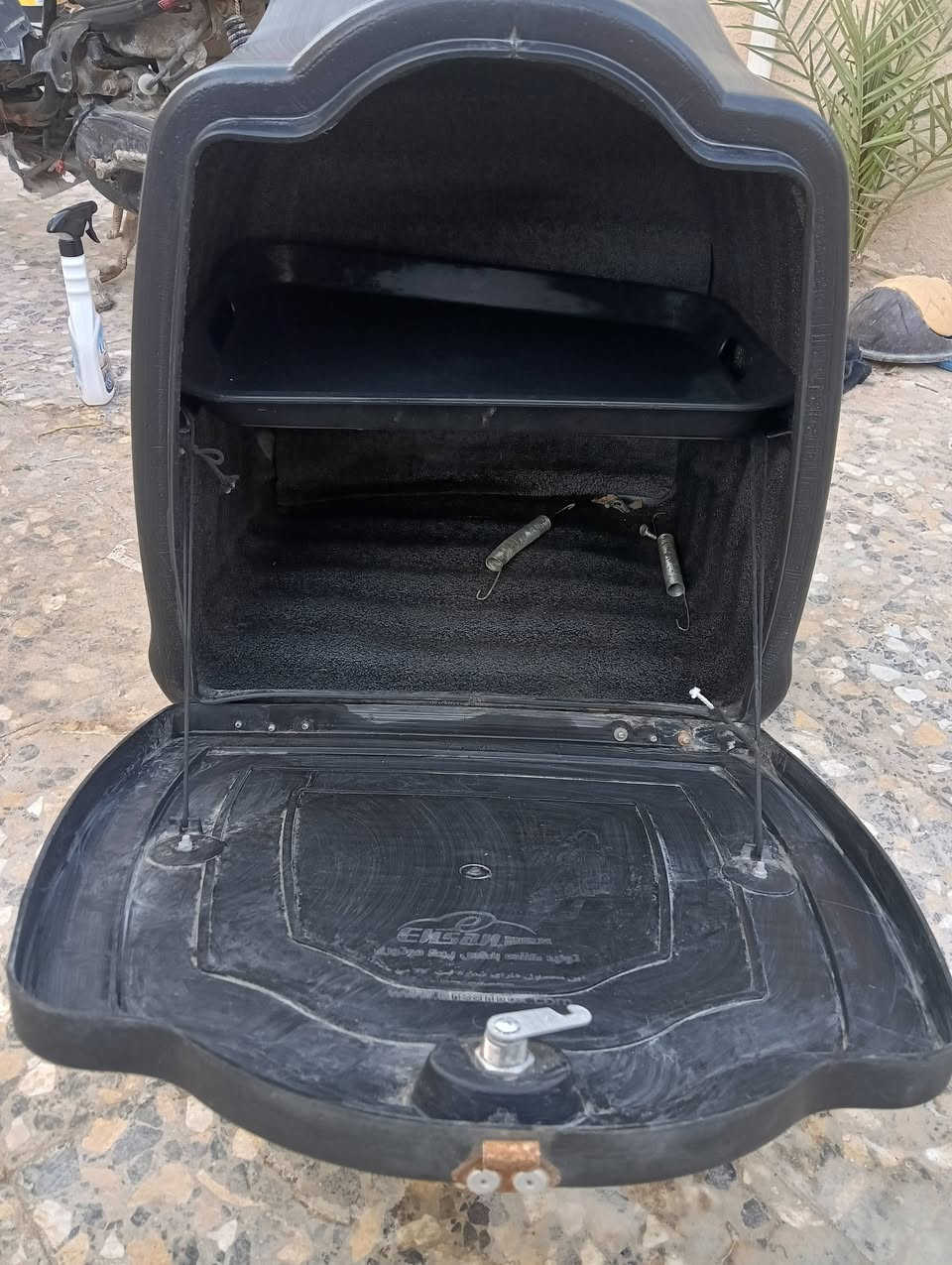 السلام عليكم صندوق للبيع السعر خاص صندوق نظيف كلش بس الراسطه ما وياه عنوان بصره الجزيره***********)(***********
