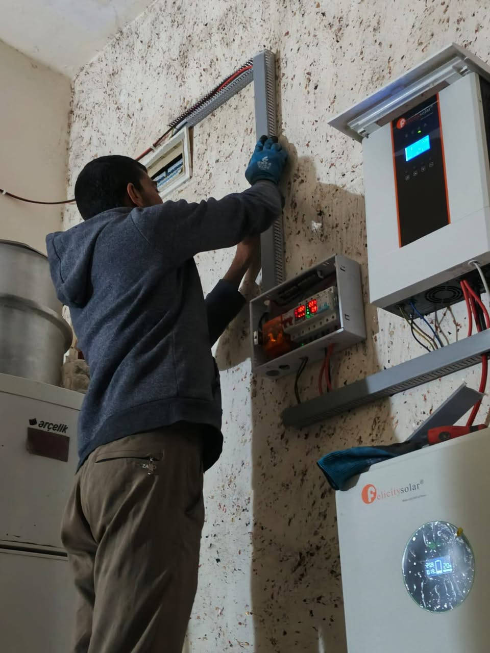 بعونه تعالى 
تم #تنصيب #منظومه #طاقه #شمسيه 

8امبير نهاري. و5امبير ليلي 

في #قضاءالحويجه  #عباس النمله
#للخال سيد نوري السيدالنزال    

مكونات #المنظومة 

🛑عدد الالوح 4. 625w

 🛑ضمان الالواح10سنه وبعمر افتراضي 25سنه 
🛑جهاز انفيرتر 3kwنوع فلستي  بضمان 2سنه 
🔴بطاريه فلستي #5kw بضمان 5سنوات 
مميزاتها طفايه ضد الحريق 
🔴حديد مغلون ضد الصداء  1.5ملم 

🔴🔴يتوفر  انواع الطاقات المنزليه والزراعيه  🔴🔴#اسعار مناسبه

*********** عبد الكريم 
***********  فراس
