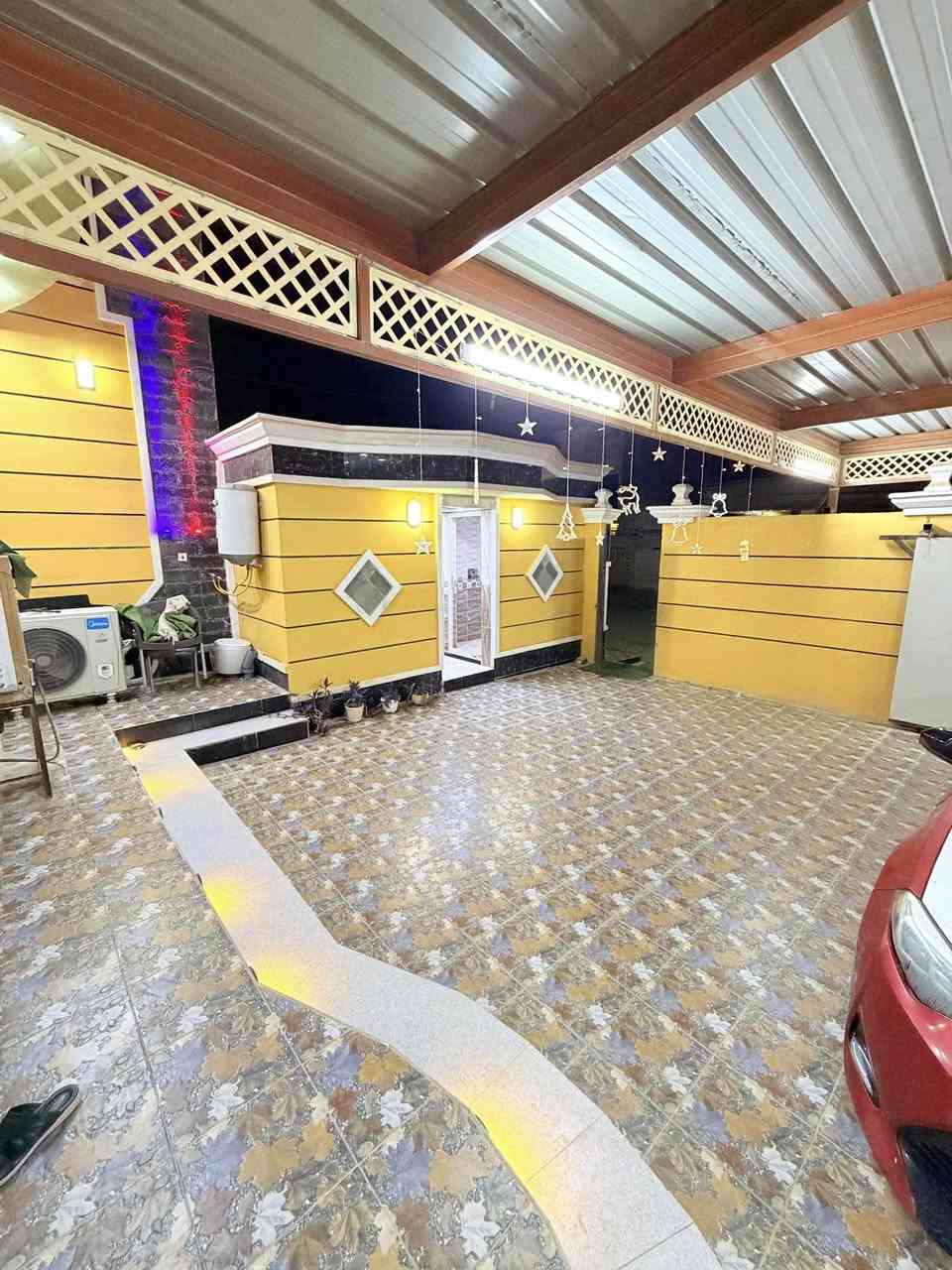 دار للبيع
القادسيه شارع ابو عقرب 

المساحه 300 متر
وجه 10متر ونزال 30 متر

بناء 2022
طابقين مغربي وسقوف ثانويه 
غرف نوم 5  // 2 من الغرف سويت كامل
استقبال مطبخ
مجاميع صحيه  عدد 6
شارع الكدام البيت ١٥ متر

وبسعر مناسب 

للاستفسار الاتصال
***********
