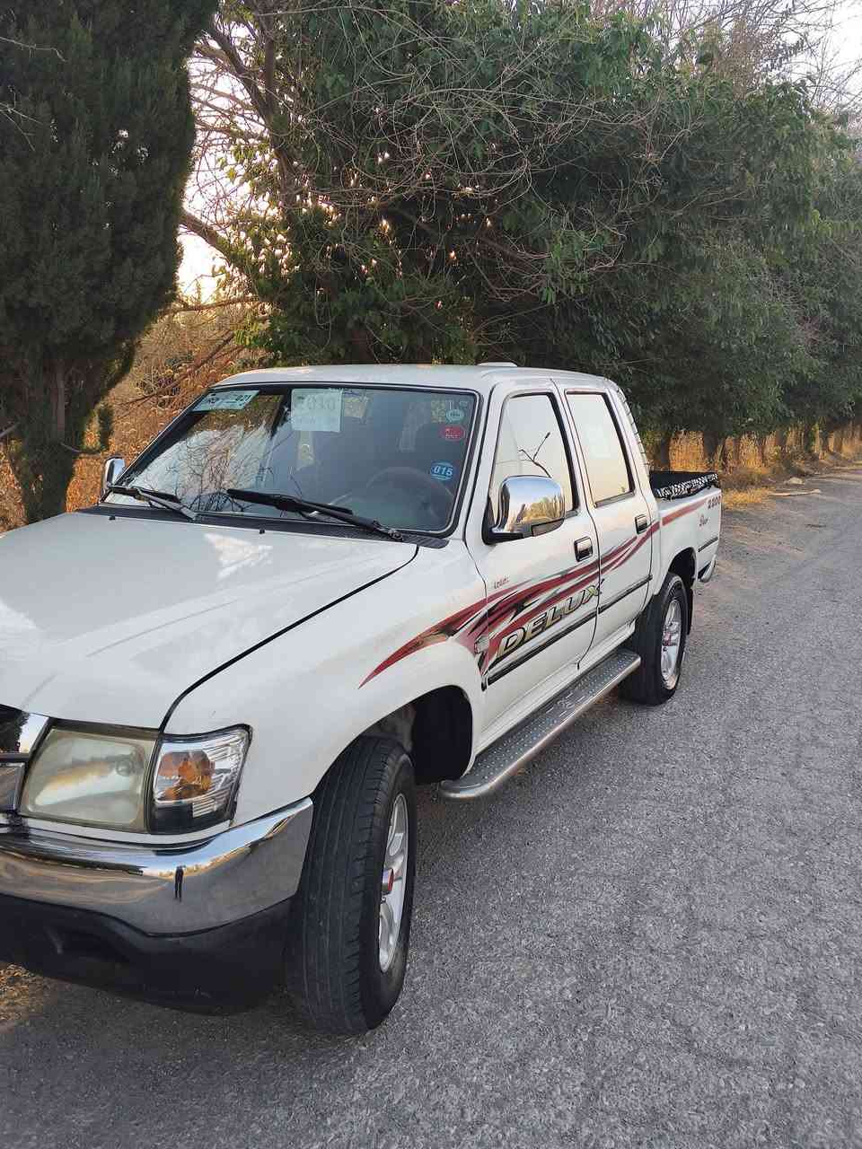 دێـــر مۆدیل 2010
مەکینە بـــەخ بیلاد
ناو سـوور
چوار جام کارەبایی
ئاوێنە کارەبایی 
هـــەزەی تازەیە
سەیارەکە دوو پارچە و سێ پەڵە بۆیاخی هەیە
گـێـڕ و مـەکـیـنە و ئـەکـسـلـی بەشەرت
کارەبایی بەشەرت
تەقە و ڕەقەی بەشەرت
تەحویل و غەرامە و بەناو کردن بەشەرت
ژ.م ***********
ژ.م ***********
شـوێـن چـەمـچـەمـاڵ
ئەدمین گیان
