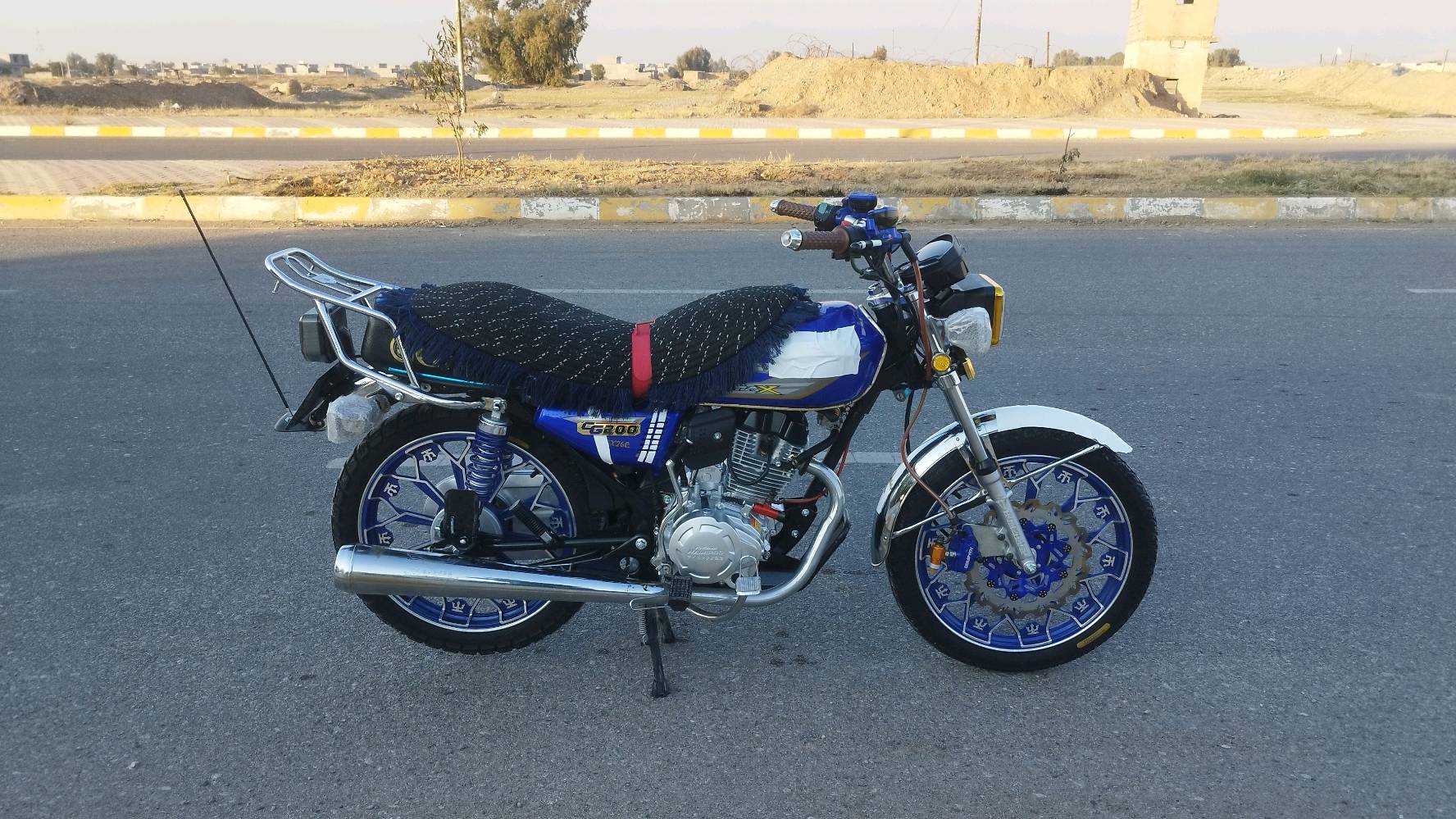 دراجة نارية رائعة للبيع بحالة جيدة جداً. الموديل G200، تمتاز بتصميم جذاب وأداء قوي. مناسبة للاستخدام اليومي في المدينة أو الرحلات القصيرة. الأجزاء تم الاعتناء بها بشكل دوري لضمان أفضل أداء.