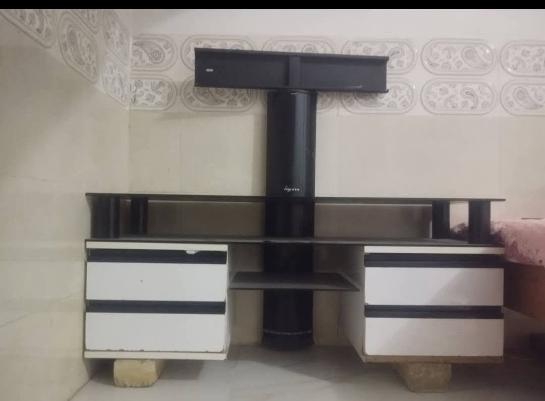 شاشه لل بيع هي وميز السعر 135الف  وبيه مجال عنوان كربلاء الاستفسار وتساب ***********
