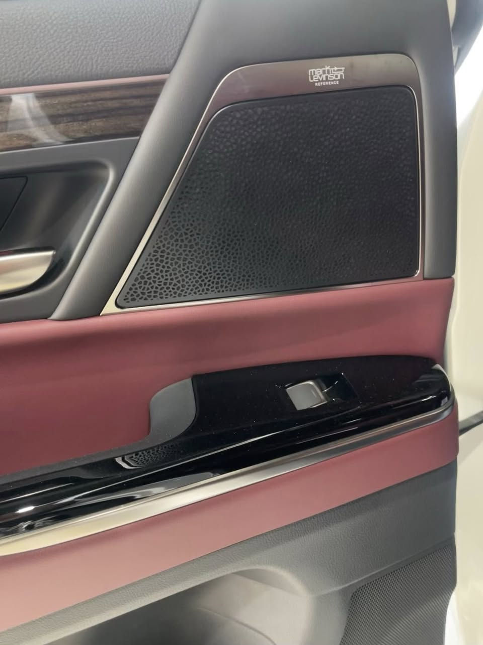 للبيع LX600,2025,900km 

رقم بغداد انكليزي 

الفئه بلاتينيوم 

داخل احمر 

شباك نيكل 

تنته سوده 

سماعات JBL 

ويلكب كروم 

شركة الفطيم 

العنوان معارض النهضة شركة الكرادي 
***********عبدالله حسين الكرادي
