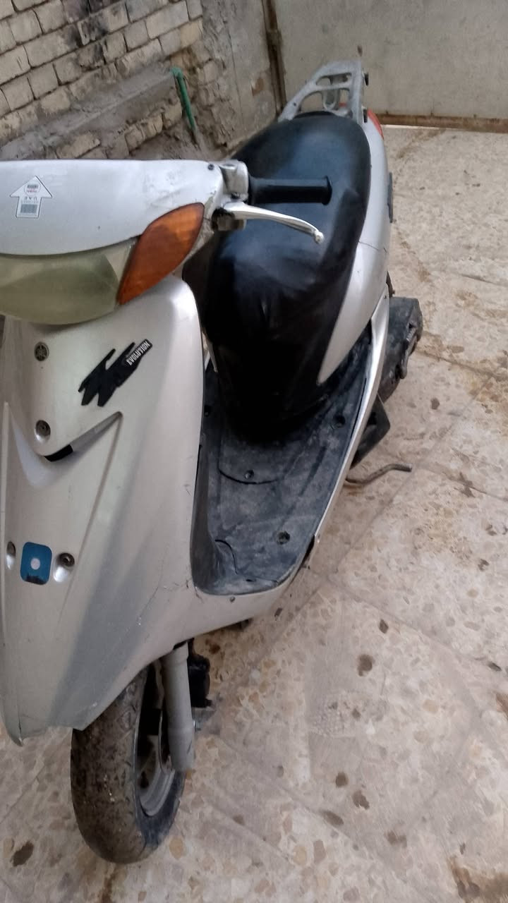 سلام عليكم
عصفوريه للبيع لون رصاصي 
دراجه سلف هندر شغال 
اشاير يمنه يسره لايت امامي عالي ناصي 
مكينه ناعمه كلش ممفتوحه بلاديه عل فحص 
بريك امامي وخلفي شغال دبلات شغاله 

سعر 350 بيهه مجال لشراي مكاني بغداد العبيدي شهداء ثانيه للاستفسار ***********
