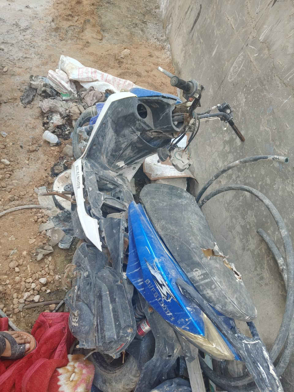 اسلام عليكم من رخصت مدير الكروب دراجه ماعرف اسمه شغاله كلشي مابيه تشتغل سلف يرادله ترتيب بيه نقص واير مال بانزين وكفر مال العدادات اليجي بل استيرن فوك السعر 175 وبيه مجال العنوان كربلاء المقدسه ***********
