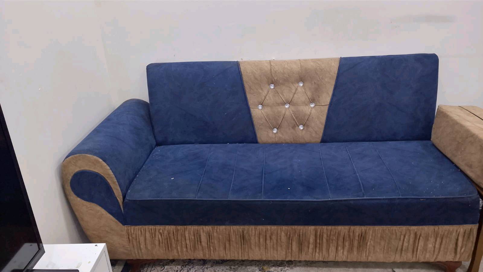 سلام عليكم 
تخم مستعمل للبيع نضيف وكلشي مابي رايده ب450 وبي مجال للطيبين
العنوان البلديات التراث