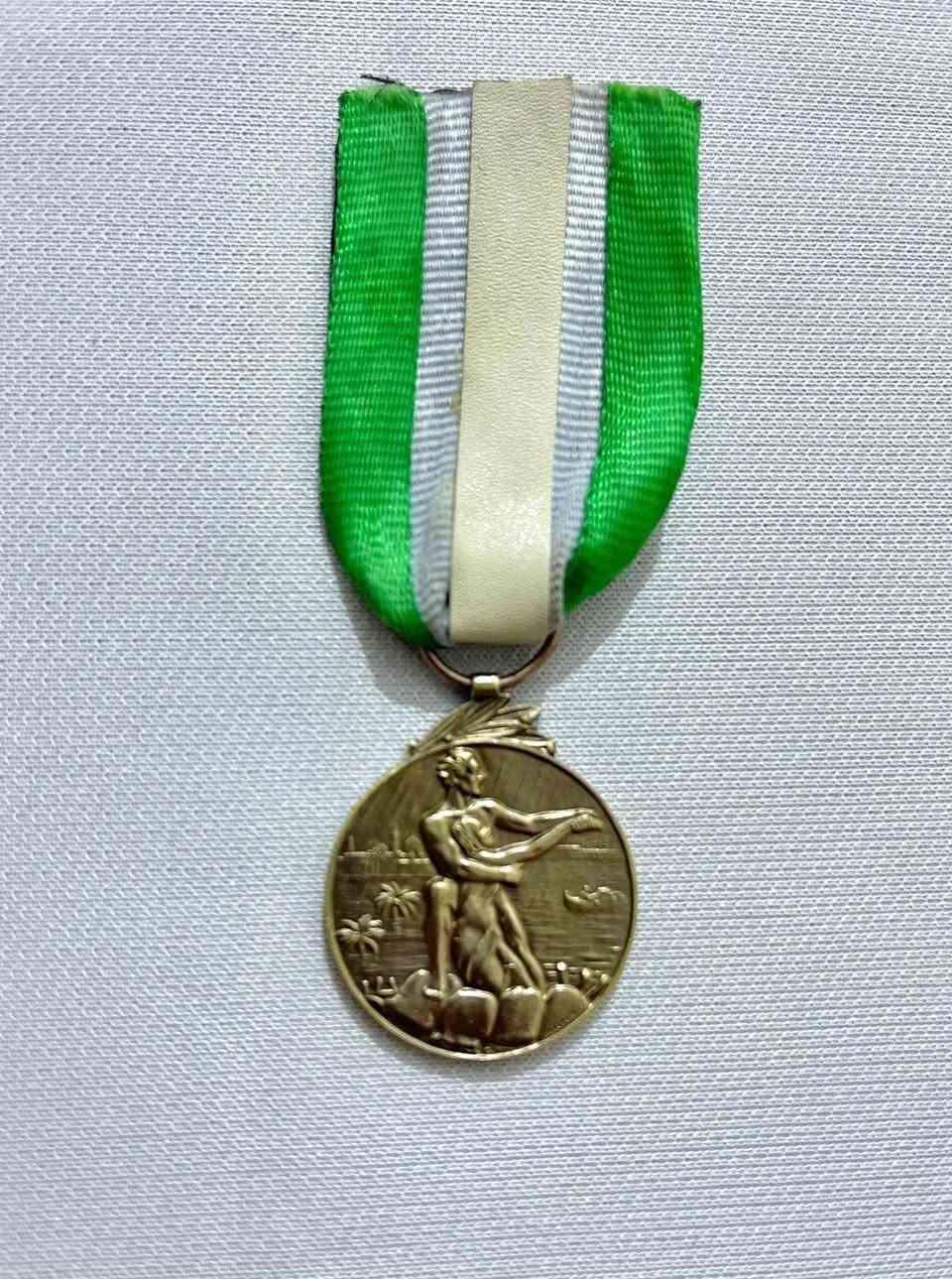 للبيع
نوط الانقاذ الذي تم اصدارة في زمن جلالة الملك فيصل الثاني رحمه الله .
وهو احد الانواط الملكية الجميلة وتم منحه لمن ساهم فعليا بعمليات الانقاذ من فيضان نهر دجلة عام 1954 . 
وجه النوط يحمل صورة بارزة لرجل وقد أنقذ أمرأة واضعا رجله على اكياس الرمل التي ترمز الى السداد وخلف الرجل من الجهة اليسرى شجرتا نخيل وقد غمرتهما المياه , ومن الجهة اليمنى زورق محمل بمواد الاسعاف وفي اقصى الصورة منظر جوامع ونخيل تمثل مدينة بغداد . 
اما الوجه الاخر للنوط كتبت عبارة نوط الانقاذ وتحتها عبارة فيضان العراق 1954 .
اما شريط النوط فهو مصنوع من الحرير .
 النوط مصنوع من البرونز وتم سكّه في شركة هجنن السويسرية Huguenin المعروفة عالميا 
للبيع السعر خاص 
او واتساب
***********
