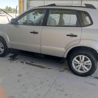 توسان ٩بيهه قطعتين وشويه بنيد سياره كير محرك ممفتوح حداديه جديده مسويل...