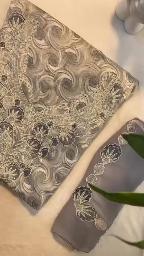 توفرت المخاوير الحرير الاندنوسي الاصلي
مع شال وتطريز 
#مخاوير #مخور #حرير  #ريلز_explor #رمضان


**إذا كنت صاحب هذا الإعلان وتريد حذفه لأي سبب، رجاءا أرسل رسالة إلى الدعم الفني**