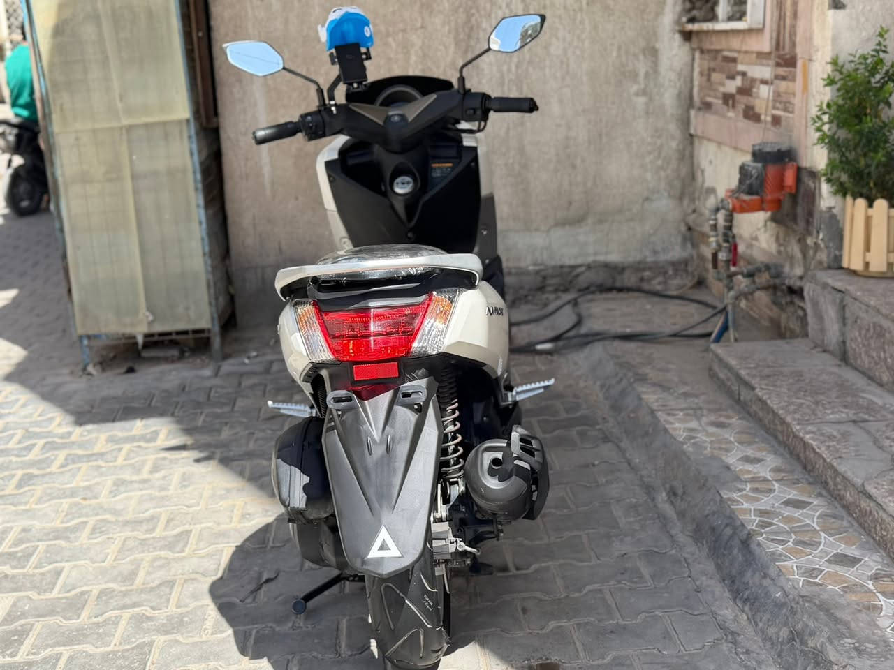 سلام عليكم 
للبيع دراجه n max 
دراجه جديده بشهر الرابع ماخذها من معرض دبي
مكفوله كفاله عامه من كفرات ومن المكينه ومن كلشي
سويجات 2 بلاديه 
ستاند كهرباء 
موديل 2020
ماشيه 23 
مكينه 125 
السعر 15 $ورقه
مكاني بغداد الاعظميه رقمي ***********
