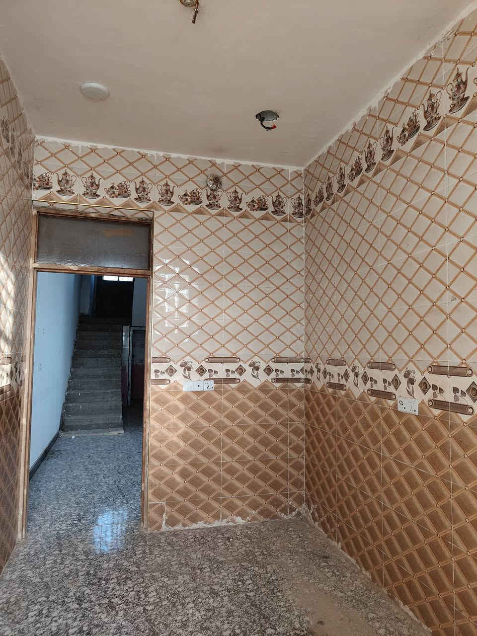 بيت للبيع العنوان مشروع أبو فياض نزلت الكطنيه عل شارع الكطنيه الفرعي تبليط ومي جواك وكهرباء فوكاك 
يبعد عن الشارع العام 300 متر السعر 25 مليون 
***********
