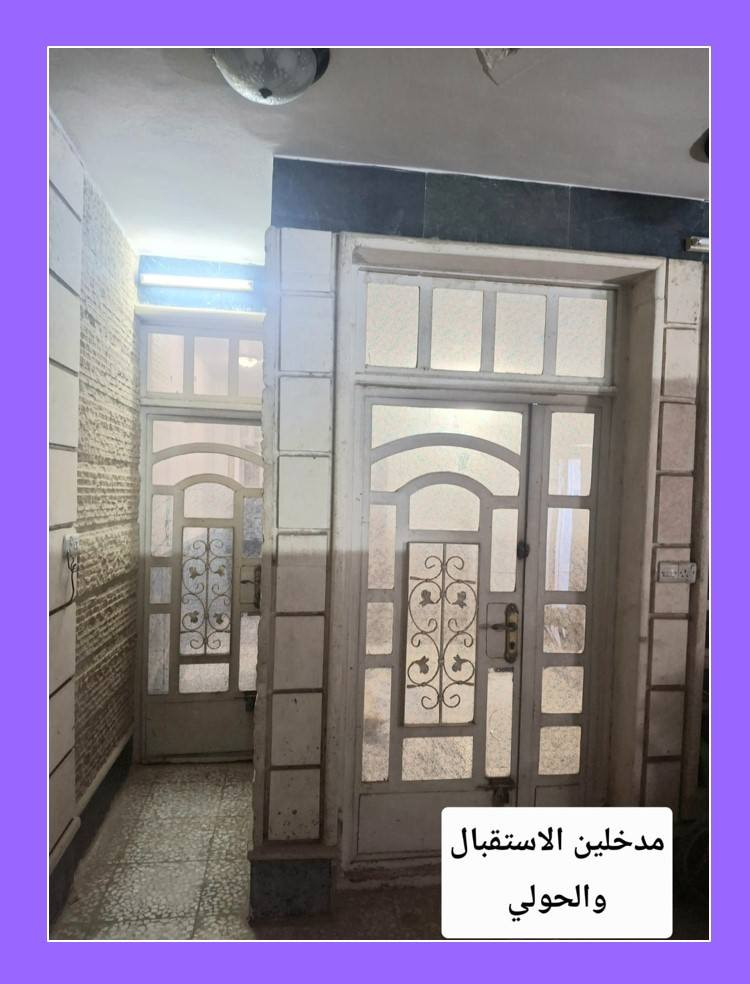 فرصة للسكن أو للاستثمار:
بيت للبيع في منطقة البنوك (الطاقة) بمساحة ١٠٠م الواجهة ٥م والنزال ٢٠م خلف شارع ١٥م من الجهتين مما يسهل مرونة الدخول والخروج من المنطقة وهو قريب الى كافة الاسواق والمحال التجارية والمرافق الحيوية.

المحتويات: 
١ غرفة نوم في الطابق الأرضي مع استقبال وحولي مفتوح على المطبخ مع خدمات وكذلك يوجد منور واسع.
٢ غرف نوم في الطابق الثاني مع حولي كبير وخدمات.
وبيتونه كبيرة مع سطحين أمامي وخلفي. 
البيت يحتوي طارمة كبيرة لسهولة تصميم درج خارجي وفصل البيت إلى شقتين لغرض الايجار والاستثمار .

المواصفات:
البيت بناء ٢٠١٣ بحالة جيدة جدا ونضيف وجاهز للسكن.
الأرضية مرمر ابيض
الواجهة حجر مطعم بالمرمر الاخضر.
البيت مؤسس ٣ خطوط ماء وكذلك ٣ خطوط كهرباء.

المميزات
البيت يمتاز بنظافته وجاهزيته للسكن مما يوفر تكاليف الترميم والتعديل أو الصيانة و الصبغ. 
البيت يحتوي مدخلين واحد للاستقبال والآخر للحولي لضمان الخصوصية 
الحولي الارضي معزول عن منطقة المطبخ ب (ستيج) مع سطح مرمر اسود مما يضيف لمحة جمالية وعزل لحركة المطبخ. 
جدران الطابق الأرضي مغلفة بالسيراميك الإسباني لكل البيت بارتفاع ١٢٥ سم. 
واجهة البيت و الشبابيك أغلبها بعكس اتجاه الشمس أثناء فترة الصباح و الضهيرة ويكون بمواجهة اشعة الشمس ساعة العصر مما يضمن برودة البيت. 
المنطقة في أغلبها منطقة موظفين لذلك تمتاز بالهدوء خاصة فترات الصباح والضهيرة مما يؤمن الراحة اليومية.
ابواب الغرف كلها خشب درجة أولى ومصممة مع ملحق نافذه لضمان توزيع الاضائه داخل المنزل وإضفاء جمالية الابواب العالية. 
الدرج مرمر لكل الطوابق ويحتوي محجر المنيوم.
البيتونة كبيرة وواسعة تصلح تكون غرفة أو مخزن وتحتوي شبابيك واسعة من الجهتين لضمان الاضائة وسهولة العزل.

للتواصل ومعرفة السعر يرجى الاتصال على الواتساب فقط 
***********
