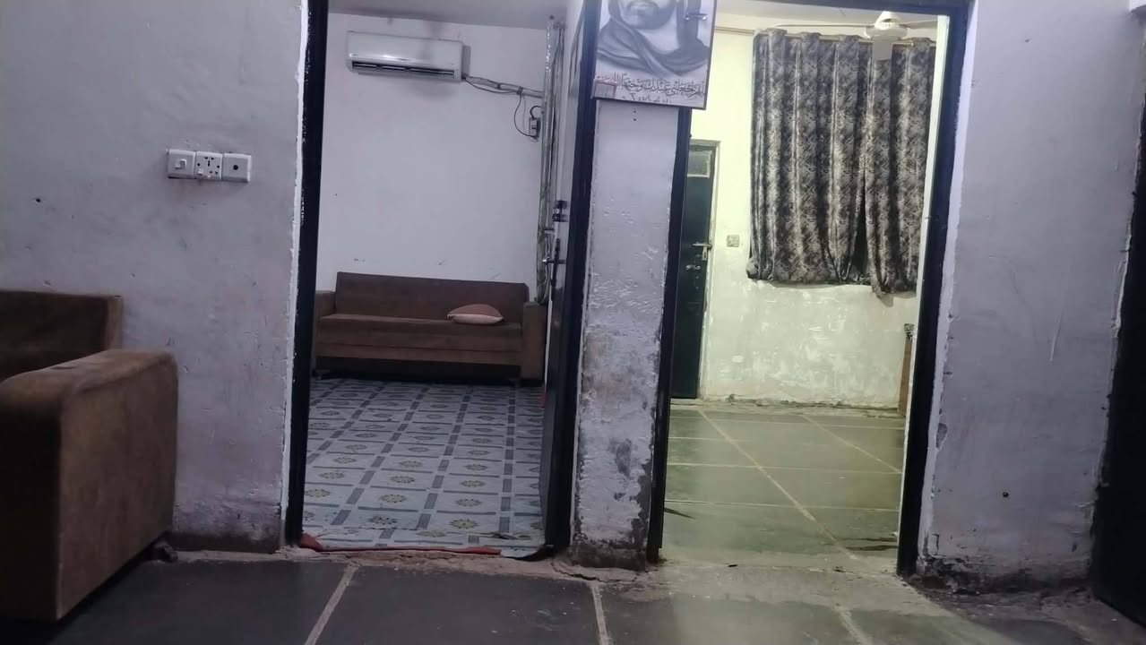 السلام عليكم ..
للبيع بيت 150,متر مسلح طابوق 
 الدوانم حي الجوادين ..شارع ابو حسين المضمد ..

استقبال 
مطبخ 
صالة 
غرف نوم عدد 2
منور عدد 2
صحيات 
كراج البيت موضح بالصور 

الاتصال ***********
موجود على الواتساب
