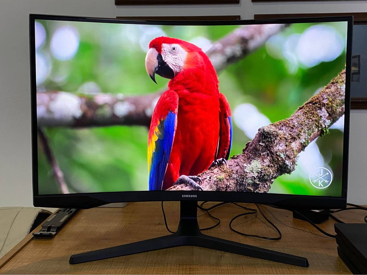 Display
 • Screen Size: 27 inches
 • Panel Type: QLED VA
 • Resolution: 2560 × 1440 (QHD / 2K)
 • Curvature: 1000R curved screen
 • Aspect Ratio: 16:9
 • Brightness: ~600 nits peak (HDR)
 • Contrast Ratio: ~2500:1

Performance
 • Refresh Rate: 240 Hz
 • Response Time: 1 ms (GTG)
 • HDR: VESA DisplayHDR 600
 • Adaptive Sync:
 • NVIDIA G-SYNC Compatible
 • AMD FreeSync Premium Pro

Color
 • Color Technology: Quantum Dot (QLED)
 • Color Coverage: ~95% DCI-P3
 • 10-bit color support (8-bit + FRC)

Ports
 • 1 × DisplayPort 1.4
 • 1 × HDMI 2.0
 • 1 × USB 3.0 hub
 • 3.5 mm headphone jack

Gaming Features
 • Low Input Lag Mode
 • Black Equalizer
 • Dynamic Brightness
 • Crosshair / Game assist 

نرخی ٢٨٠ هه‌زار و مامه‌ڵه‌
گه‌یاندن به‌رده‌سته‌ بۆ هه‌موو عێڕاق

WhatsApp / Telegram / Viber
(***********) كويسينجاك, أربيل
