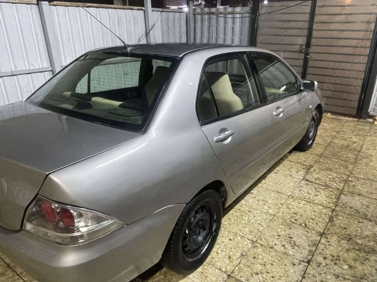 السلام عليكم
لانسر موديل 2010 رقم كربلاء مشروع وطني ارقام وهزة جديدة ميحتاج 
كير مكينة تبريد تدفئة مكفولات حجم المحرك 1600 قبق ابيض عليها ادامة دهن هايدروليك كير مي زيتي قايش تايم قيس بلكات ونوزلات كهربائيات كلهم جديد ماشية 239 حقيقي دك جرس من تعبر 120 
 بيها ضربة جاملغ امامي وجاملغ خلفي ومصبوغة حزام للجمالية صبغة السيارة حلوة مثل ماتشوفون 
رايدها 79 وبيها مجال بسيط 
مكاني البلديات مضمار العابد ***********
