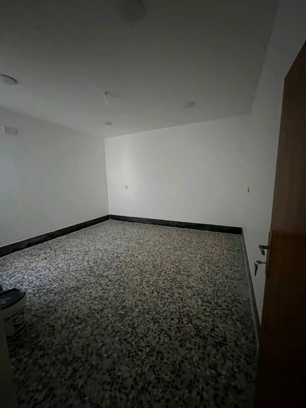 بيت حديث وجاهز للبيع في منطقة هادئة ومريحة. يتميز بتصميم عصري وأرضيات سيراميك أنيقة. يتضمن عدة غرف واسعة وحمام واحد، مثالي للعائلة. البيت محاط بجميع الخدمات الأساسية ويوجد فيه كهرباء وماء.