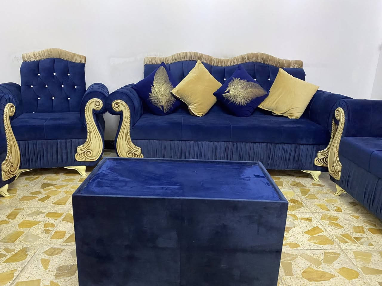 تخم عشر مقاعد للبيع *********** صار شهرين من سويته ب ٦٠٠ للبيع ٥٥٠ وبي مجال وياه كوشات وطبله وسطيه شغل عراقي تازة مكاني الصالحية
