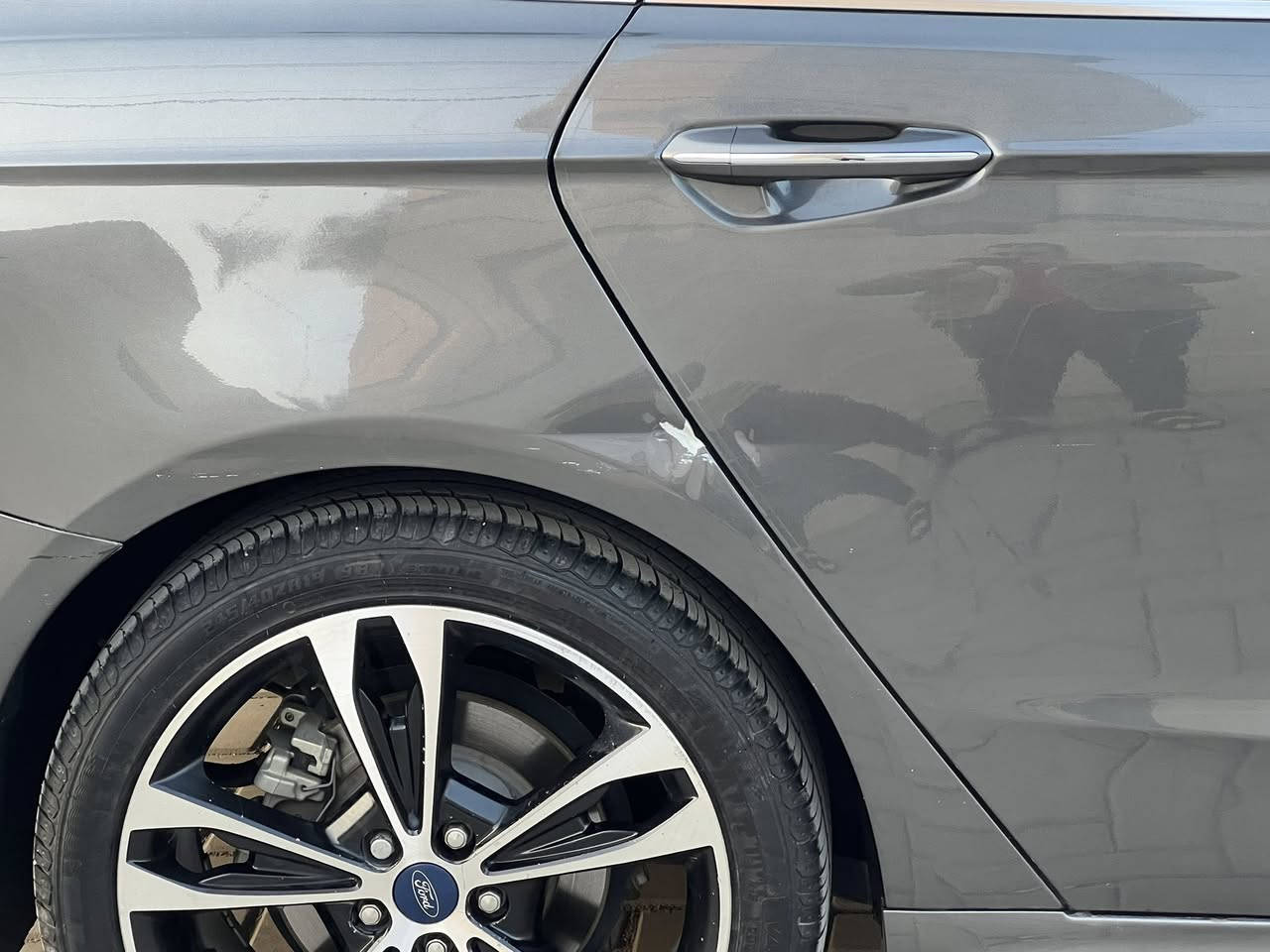 فيوجنً موديل 2019 تيتانيوم للبيع 
بيها 5 قطع صبغ حادثها جاملغ السايق مبدل و مصبوغ و مباوك وياها بنيد و جاملغ عكس السايق  الايرباك ما طاك و اعتذر لان صور الحادث غير متوفره و هناك بالعراق قبل مااخذها صارت صبغ بابً السايق و خلفه ضربه خفيفه رافق الصورة وياها 
ماشية السيارة 165000 كيلو و ليس ميل 
مواصفات التيتانيوم كراسي تدفئة تبريد تحكم ستيرن وياها تدفئة همين مانع انصدام حساسات تاير انارة محيطية بلادي من امه جايه شاشه محدثه الى العربي و هواي بعد بيها مواصفات و سلايد روف 
السيارة ب اسمي جانيها صار 3 سنوات و ايدي بيها بس تحتاج ترتيب الصدر فقط كير مكينة بطارية هايبرد نظيفة 100% امانه الله السيارة حلوه نصبتها محرك 2000 تنفس طبيعي 
السعر 140  وبي مجال للطيبين  
رقم الشاصي. 3FA6PORU7KR241817
عنوان بغداد السيدية 
رقم الهاتف ***********
