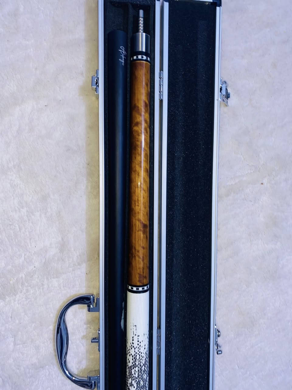 🎱كيوب بليارد فاخر مع حقيبة🎱
عصا بليارد عالية الجودة بتصميم أنيق وتشطيب ممتاز، توازن رائع وتحكم دقيق أثناء اللعب. مناسبة للمحترفين والهواة.
الحالة: ممتازة(جديد)
مرفقة بحقيبة حماية أنيق
السعر/75 ألف فقط
يوجد لدينا توصيل لكافة المحافظات 🚚
للطلب والاستفسار مراسلة الصفحة


**إذا كنت صاحب هذا الإعلان وتريد حذفه لأي سبب، رجاءا أرسل رسالة إلى الدعم الفني**