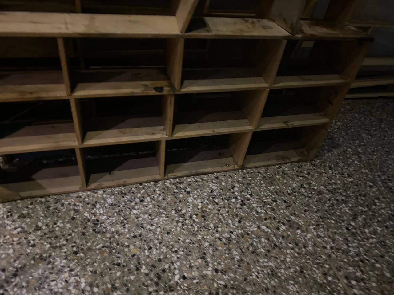 السلام عليكم رفوف للبيع السر مناسب المكان بغداد الدوره الرقم ***********
