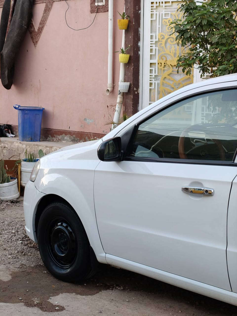 سلام عليكم 
شوفرليت افيو مديل 2013 
1600 خليجي اوتماتيك 
الي يدور جديد ونظيف 

سيارة كفالة عامة 
محرك كير جديد جدا نضيف ومكفول 
شاشة اصلية كامرة 
تخم تاير كهربائيات بلادي واير جطل ما بيها 
 داخل السيارة جدا نظيف   على وضع شركة 
ملاحظة بسيطة بيها دور جاملغ صبغ فقط دور مو كل جاملغ 
سيارة نظيفة احلا من الصورة بالعافية على الي ياخذها . 

سعر 83 

مكاني النجف كوفة 
***********
