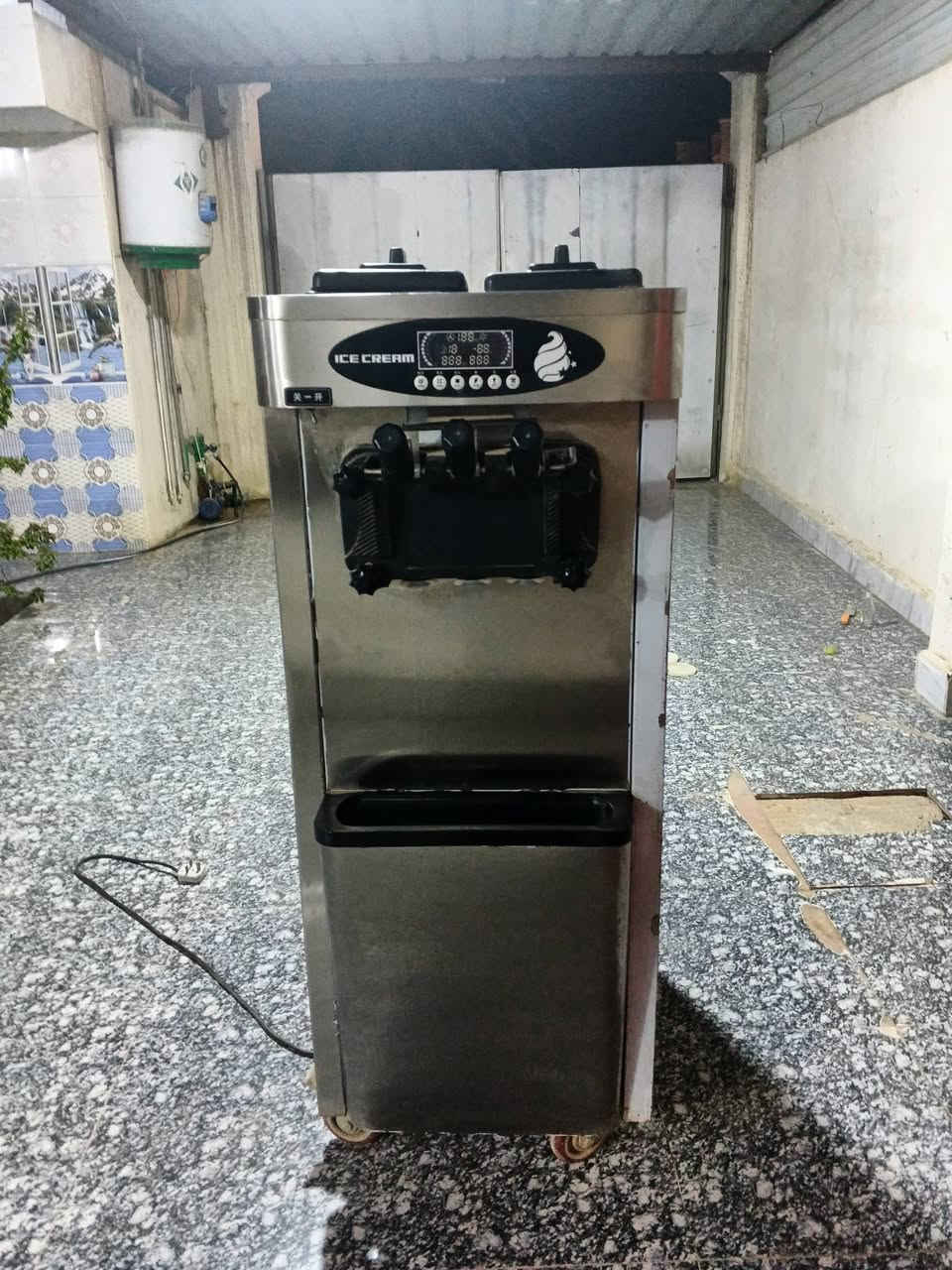 مكينه ايسكريم البيع و مكينه  ازبري  وميز هديه وياهن السعر خاص تواصل معي رقم الهاتف  ***********
