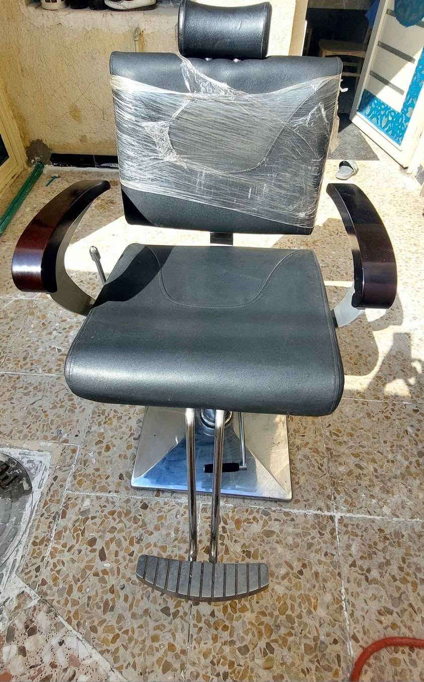 كرسي حلاقه للبيع بسعر مناسب نظافه 80% اخذ جديد مستعمل اربعه اشهر والسعر مناسب جدا مكان بغداد تواصل ***********
