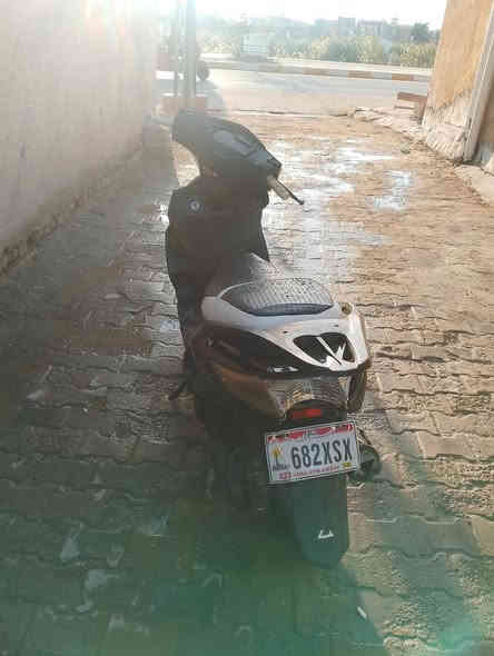 السلام عليكم دراجه سكنس لبيع او مراو الدراجه جاهزه كلشي مابيهة نقص الواقيه الجوه المقعد والبكلات بس هذني بيهة نقص  المكان الرفاعي السعر 125 الاتصال ***********
