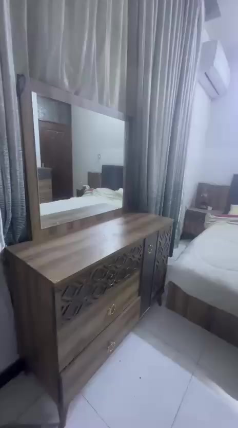 غرفة نوم تركي تتكون من ٨ قطع  مستعملة نظيفة جدا 
-سرير نفرين 
-ملحق السرير الجانبي عدد٢ 
ملحق جرار كبير متكون من ٤ مجرات كبيره 
-ميز تواليت (مرايا+خانة تخزين رفوف+٣ مجرات كبيره )
-كنتور ٦ أبواب 
مع مجر تحت كل ٢ باب (٣ مجرات) 
-ملحق ٢باب مع جرار بالاسفل 
-مرايا طويله خلفها وحدة تعليق ملابس
راديها ب ٦٥٠ الف 
مع البلازما حجم ٤٣  بسعر ١٥٠ الف 
الموقع بغداد للتواصل ***********
