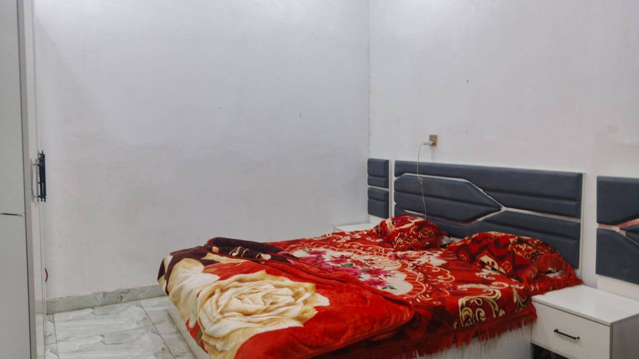 للبيع بيت في الديوانية تقيه ثالثه شارع الكرينات قريب شارع العام ماي كهرباء مولد مدارس هليه وحكوميه عرض شارع ١١ متر غرفه وصاله ومطبخ  وستقبال صحيات داخليه وخارجيه طابو زراعي سند ٢٥ البيت مربع  ١٠٠ متر مطبخ سراميك الارضيه برسلاين صطح شتايكر  كهرباء خطين السعر ٦٥ وبي مجال قليل شراي نتصل بل رقم *********** البناء ٢٠٢٥ بناء طابوك مسلح الاساس والسكف مسلح  بيت مال جنايه عالي عن شارع
