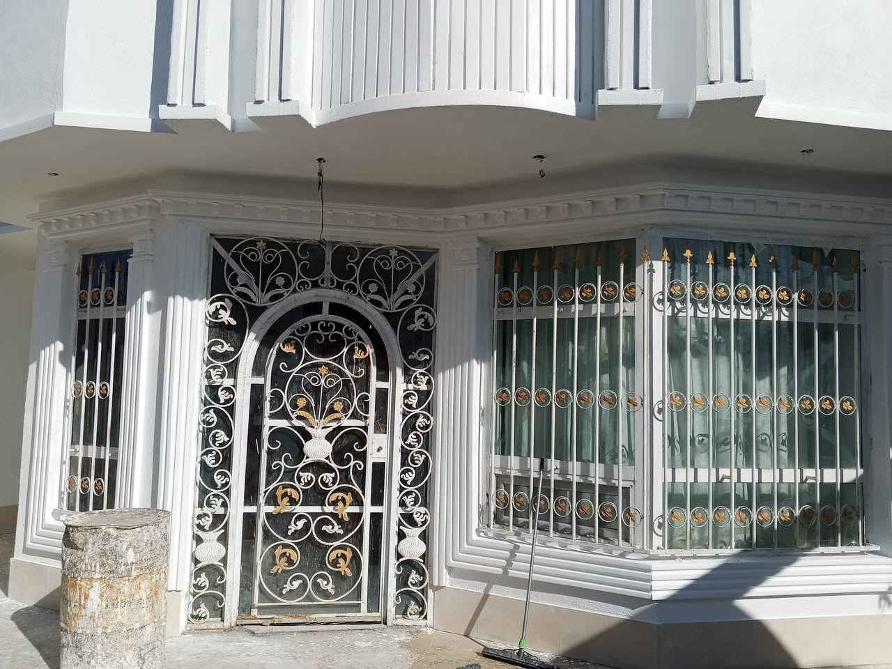 جزء من عملي واجهيات والبخ ونثر مواد وعمل بل قساد ***********  ***********
