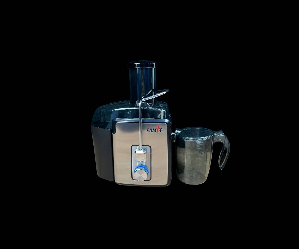 معصارة الفواكه ماركة SAMIX

المميزات

محرك نحاسي قوي بقدرة 700 واط

يمنحك أداءً فائقًا لاستخلاص أكبر كمية من العصير بسرعة وكفاءة، مع نظام حماية من ارتفاع الحرارة لضمان عمر طويل للجهاز

فوهة إدخال واسعة 75 ملم

تصميم واسع يسمح بإدخال الفواكه والخضروات كاملة دون الحاجة إلى التقطيع المسبق، مما يوفر الوقت والجهد

سرعتان لاستخلاص العصير

السرعة الأولى: مناسبة للفواكه الطرية مثل البرتقال، البطيخ، والعنب

السرعة الثانية: مثالية للفواكه والخضروات الصلبة مثل الجزر، التفاح، والزنجبيل

فلتر شبكي من الستانلس ستيل

مصنوع من الفولاذ المقاوم للصدأ، مما يضمن استخلاص عصير نقي وصحي دون شوائب

حاوية لب كبيرة بسعة 1200 مل

تتيح لك تحضير كميات كبيرة من العصير دون الحاجة إلى تفريغ اللب باستمرار

سهولة التنظيف والتخزين

أجزاء العصارة قابلة للفك والتركيب، مما يجعل تنظيفها سريعًا وسهلاً

تحتوي على وعاء لب قابل للإزالة لتسهيل عملية التنظيف

تصميم أنيق ومتين

هيكل من الستانلس ستيل عالي الجودة يمنح العصارة مظهرًا عصريًا وأنيقًا

قاعدة ثابتة تمنع الاهتزاز أثناء التشغيل

تشغيل آمن وسهل الاستخدام

مزودة بقفل أمان يمنع التشغيل غير المقصود

قاعدة مقاومة للانزلاق لضمان استقرار الجهاز أثناء الاستخدام

ضمان لمدة سنة من تاريخ الشراء

المواصفات الفنية

الجهد الكهربائي: 220-240V، 50-60Hz

سعة حاوية العصير1000 مل

مادة الفلتر والإطار ستانلس ستيل