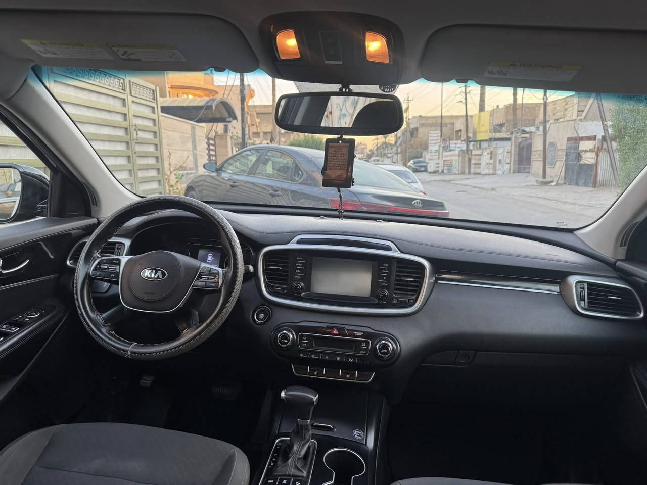 السلام عليكم 
كيا سورنتو
٦ سلندر 
فور ويل 
رادر
بصمه
٣ تبريد
حادثها سرقه
كشنات تدفه
مكان بغداد
رقم ***********
