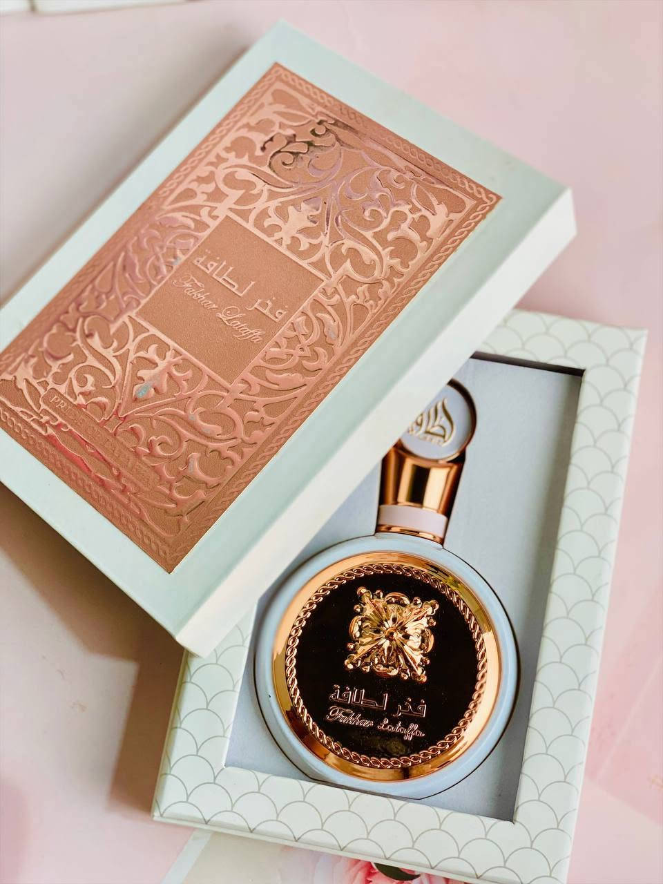 عطور فخر الطافة من شركة لطافة الإماراتية  🇦🇪
🤍 الأبيض (نسائي - نظافة وأنوثة)
 الافتتاحية: ورد، ياسمين، وزهر البرتقال (إحساس بالنظافة).
 القلب: فواكه (فراولة ورمان) مع مسك الروم.
 القاعدة: فانيلا، مسك أبيض، وخشب الصندل (ثبات وعمق فخم).

🖤 الأسود (رجالي - حيوية ورزانة)
 الافتتاحية: تفاح أخضر، زنجبيل، وبرغموت (طاقة وانتعاش).
 القلب: ميرمية، لافندر، توت بري، وإبرة الراعي (لمسة رجولية).
 القاعدة: خشب الأرز، تونكا، عنبر، ولبان (ثبات عالي ورزانة).

💛 الأصفر (جذاب - طاقة وفخامة مخملية)
 الافتتاحية: جريب فروت، فلفل وردي، وفواكه استوائية (طاقة فورية).
 القلب: مسك الروم، سوسن، وياسمين (نعومة مخملية).
 القاعدة: عنبر، فانيلا، خشب الصندل، ومسك أبيض 🤍

مراسلة الصفحه خاص للحجز والاستفسار 
يتوفر لدينا توصيل كافه محافظات العراق


**إذا كنت صاحب هذا الإعلان وتريد حذفه لأي سبب، رجاءا أرسل رسالة إلى الدعم الفني**