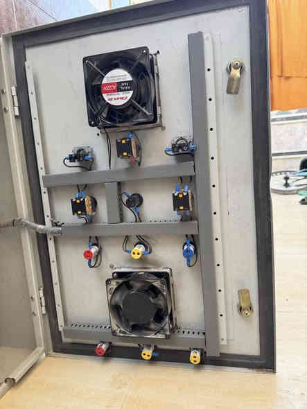 بورد نظيف جدا ممستخدم شي بسيط وكابلات ثنين واحد ابو 16 طوله 13 متر وواحد الو العشره طوله 22 متر سعر البورد 350 الف والكابلات سعرهن 125 الف نضاف مكاني بصره شط العرب ***********
