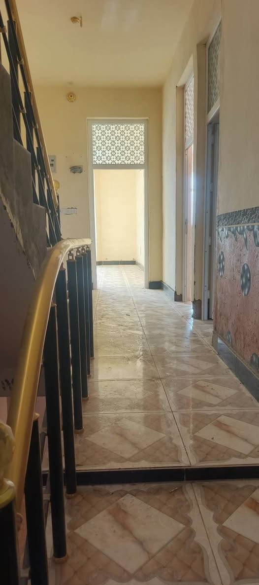 للبيع دار سكن طابو ملك صرف بسمي مساحة 200 م طابقين الطابق الأول ستقبال +مطبخ+ثنين غرف نوم +صالة+حمام أرضية كاشي الطابق الثاني أربع غرف النوم+صحيات أرضية سيراميك كراج كبير +حديقة السعر ١٣٥ مليون وبي مجال عنوان ديالى بعقوبة كاطون الرازي قرب مرطبات البلور الولة رقم الهاتف *********** بيع نقد فقط
