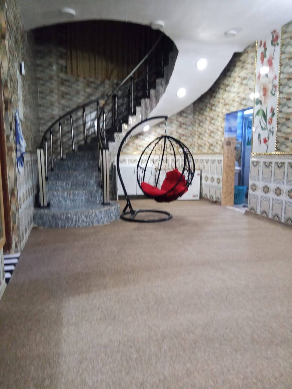 سلام عليكم 
الدار للبيع المساحه 300متر طابو زراعي سند 25 بناء حديث طابوق السقف صب كونكريت طابقين غرف نوم 4 اربعه وستقبال وصاله ومطبخ مجمع صحي خارجي وداخلي وطارمه وممرات داير البيت وحديقه عرض الشارع 8متر تبليط الموقع قرب معمل بهاء عيدان 
مراوس عادي حصرا بكاع السكندري 
أي استفسار إتصال على الرقم التالي واتساب ***********
أو مراجعة مكتب ابو زهراء التميمي شارع المواكب مقابل حسينية الخزرج الخاص مفتوح
